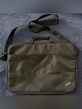 Lenovo ThinkPad 15.6” Essential Messenger Bag